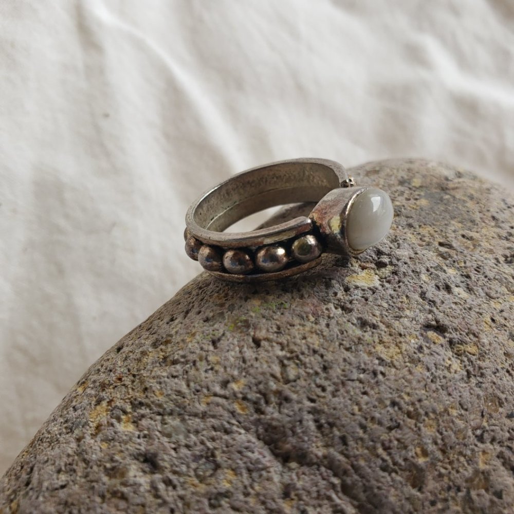 Clouded White Glass Cabochon Ring Size 7.5 Hippy Southwestern Silver Toned